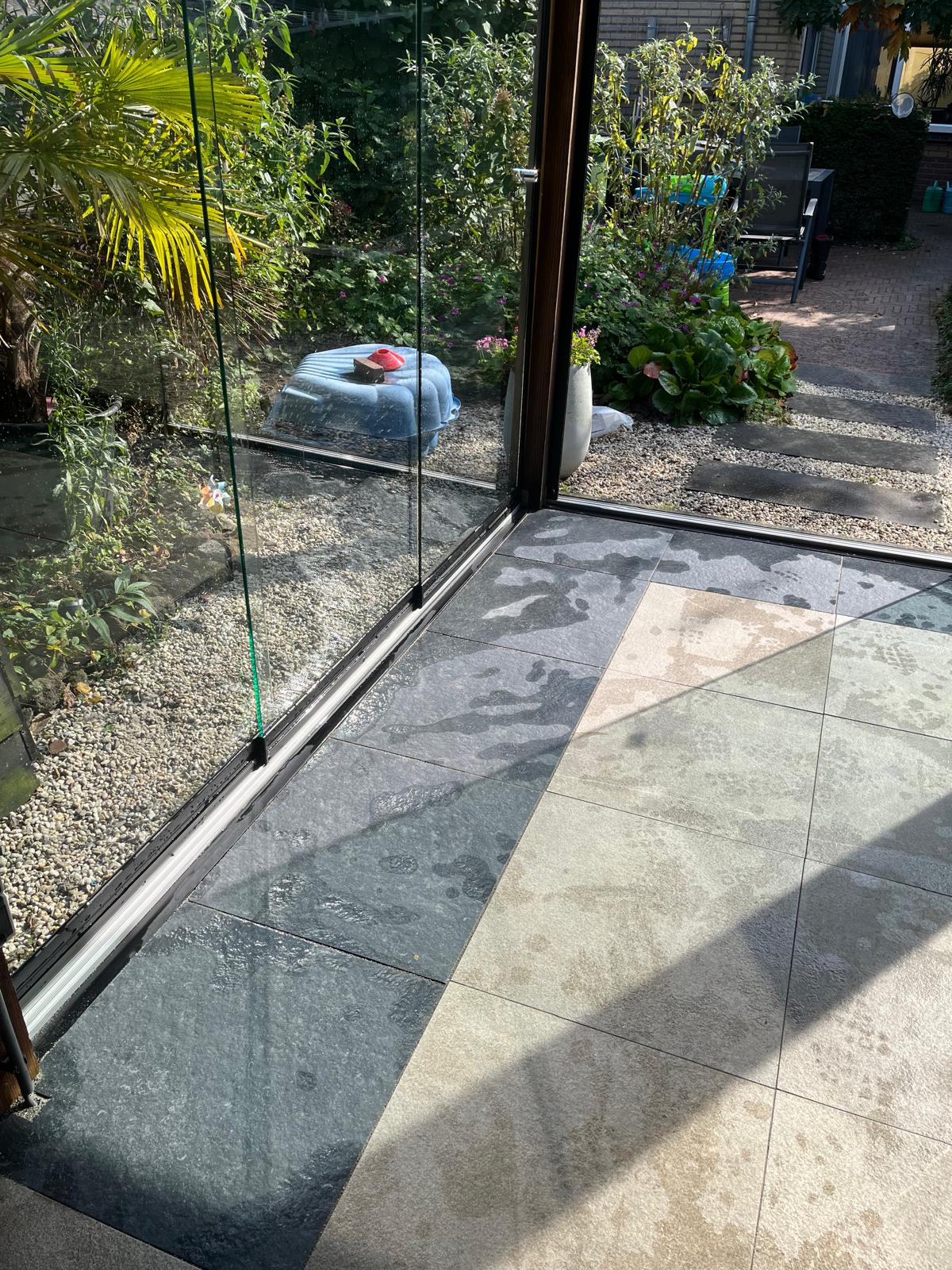 Veranda met uitzicht op de tuin