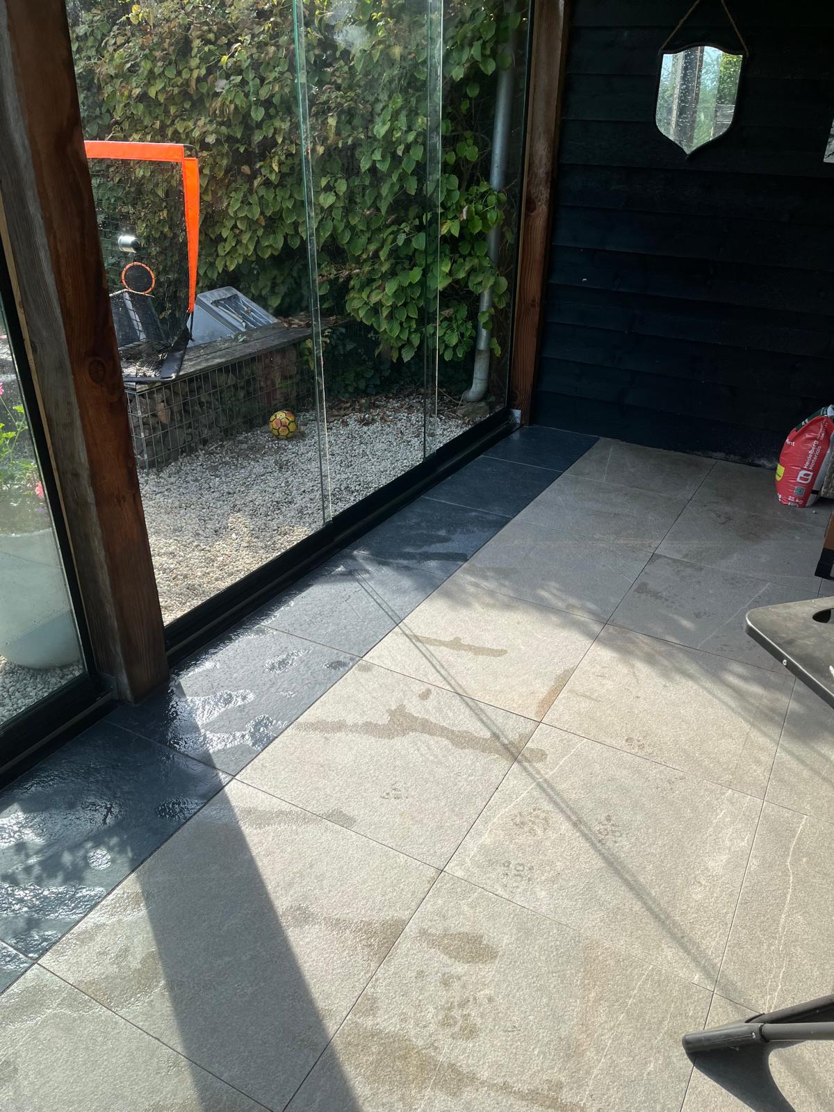 Glazen veranda met tegelvloer
